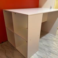 Scrivania moderna con scaffale integrato