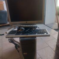 Computer con monitor e tastiera