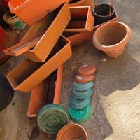 Vari vasi da giardino