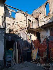 Casa da demolire in corte su due piani