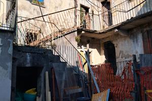 Casa da demolire in corte su due piani