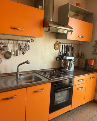 Cucina completa con macchina caffè abbinata