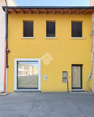 NEGOZIO A QUINZANO D'OGLIO