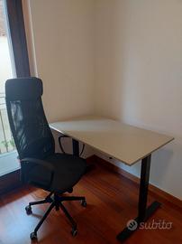 Scrivania moderna e sedia da ufficio