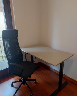 Scrivania moderna e sedia da ufficio