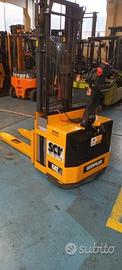 Carrello elevatore timonato con batteria nuova