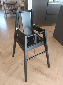 Seggiolone Ikea in legno nero con vassoio bianco