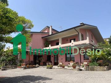Villa di 322 m² con più di 5 locali e box auto dop