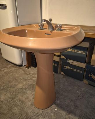 sanitari vintage con lavandino colore rosa salmone