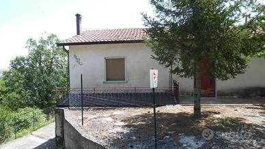 Casa indipendente di 105 m² con 5 locali e box aut