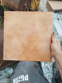 mattonelle e rispettivo battiscopa 