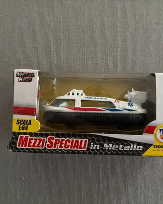 Barchetta ambulanza giocattolo
