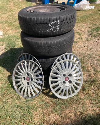 N.4 CERCHI 15 POLLICI CON GOMME E COPRICERCHI