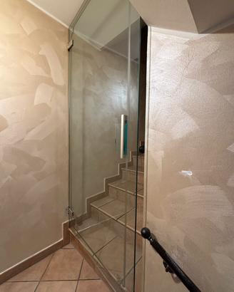 Porta in vetro con lavorazione decorativa