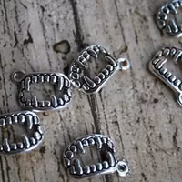 20 Pezzi Ciondoli GOTH "Bacio del Vampiro"