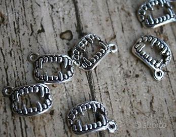 20 Pezzi Ciondoli GOTH "Bacio del Vampiro"