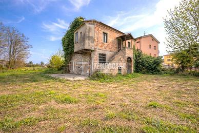 Casale indipendente su due piano con corte esclusi