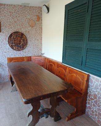  Tavolo e panca in legno massello. 