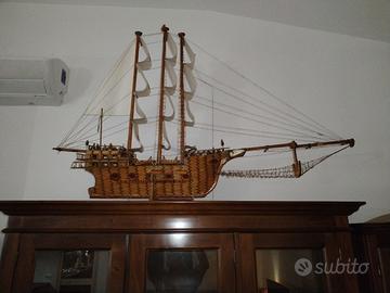Veliero artigianale in legno