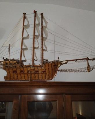 Veliero artigianale in legno