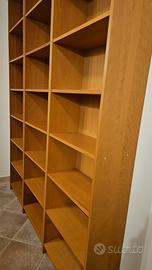 Libreria Ikea divisa in tre moduli