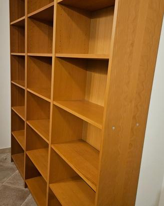 Libreria Ikea divisa in tre moduli
