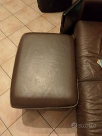 divano più poggia piedi 