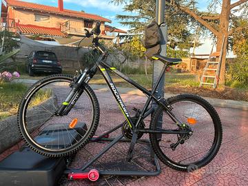 Bicicletta nera e verde rockrider ST 500.
