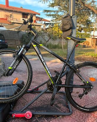 Bicicletta nera e verde rockrider ST 500.
