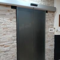 Porta automatica con regolatore della Ditec