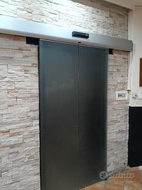 Porta automatica con regolatore della Ditec