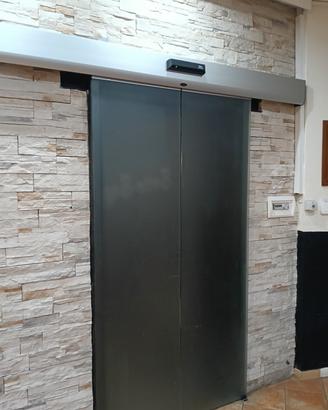 Porta automatica con regolatore della Ditec