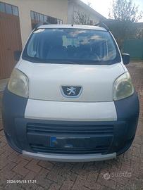 Peugeot bipper, 5 posti.
