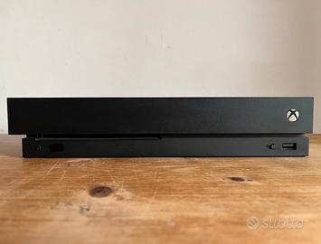 Xbox One X da 1TB + controller + giochi