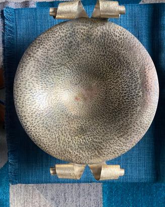 Centrotavola martellato con manici - 32 cm