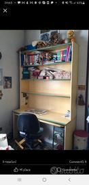Scrivania con libreria