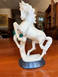 Statua cavallo rampante - marmo bianco base nera
