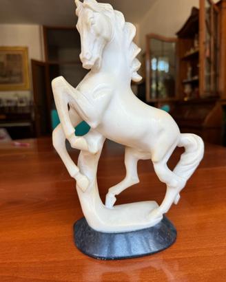 Statua cavallo rampante - marmo bianco base nera