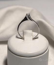 Anello in oro bianco e brillante solitario.