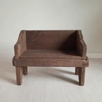 Antico sgabello panchetta in legno, rustico