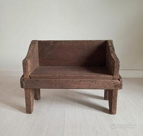 Antico sgabello panchetta in legno, rustico