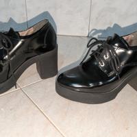 Scarpe con tacco e plateau – nere