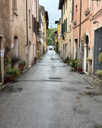Centro storico Pietrasanta fondo ad uso magazzino