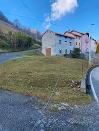 Rustici da riattare con area giardino esclusivo