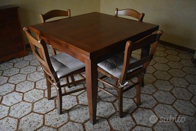 Tavolo in legno con 4 sedie