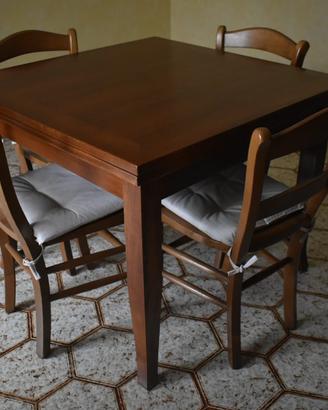 Tavolo in legno con 4 sedie