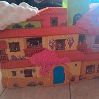 CASA DI ENCANTO CON PERSONAGGI