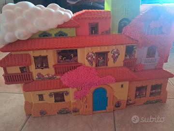 CASA DI ENCANTO CON PERSONAGGI