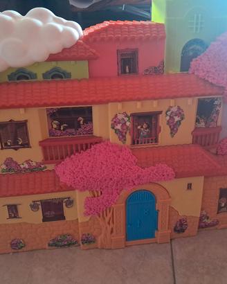 CASA DI ENCANTO CON PERSONAGGI