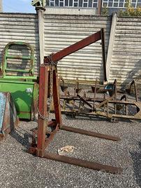 Gru posteriore per trattore agricolo con forche